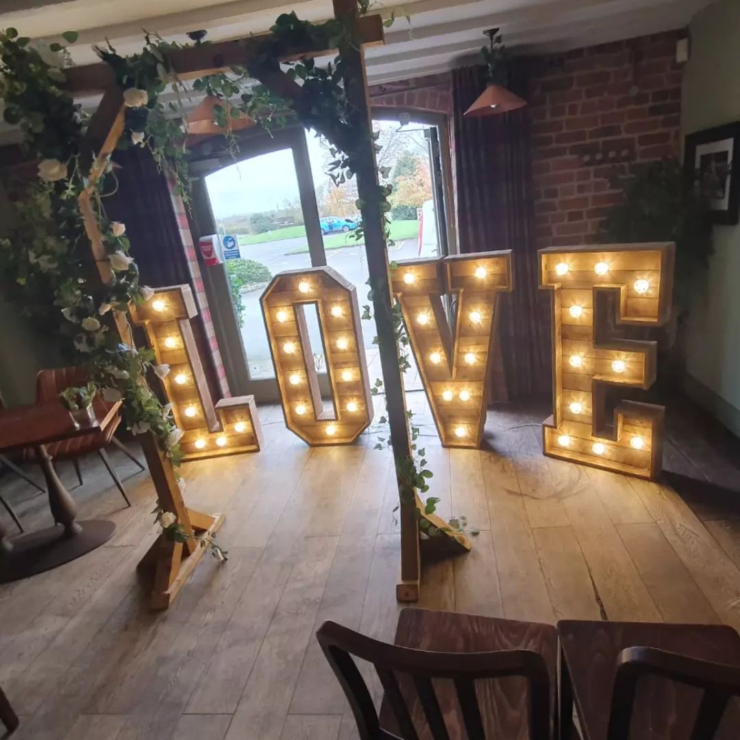 the-booth-that-rocks-bouquet-and-bells