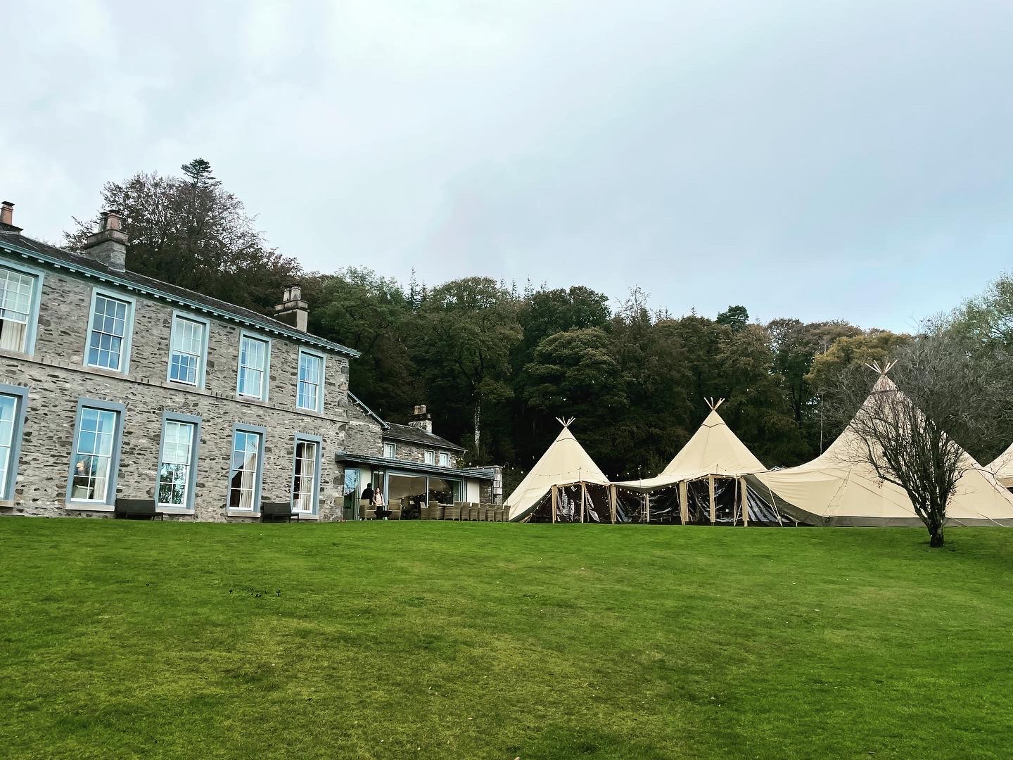 big-tipis-of-love-bouquet-and-bells