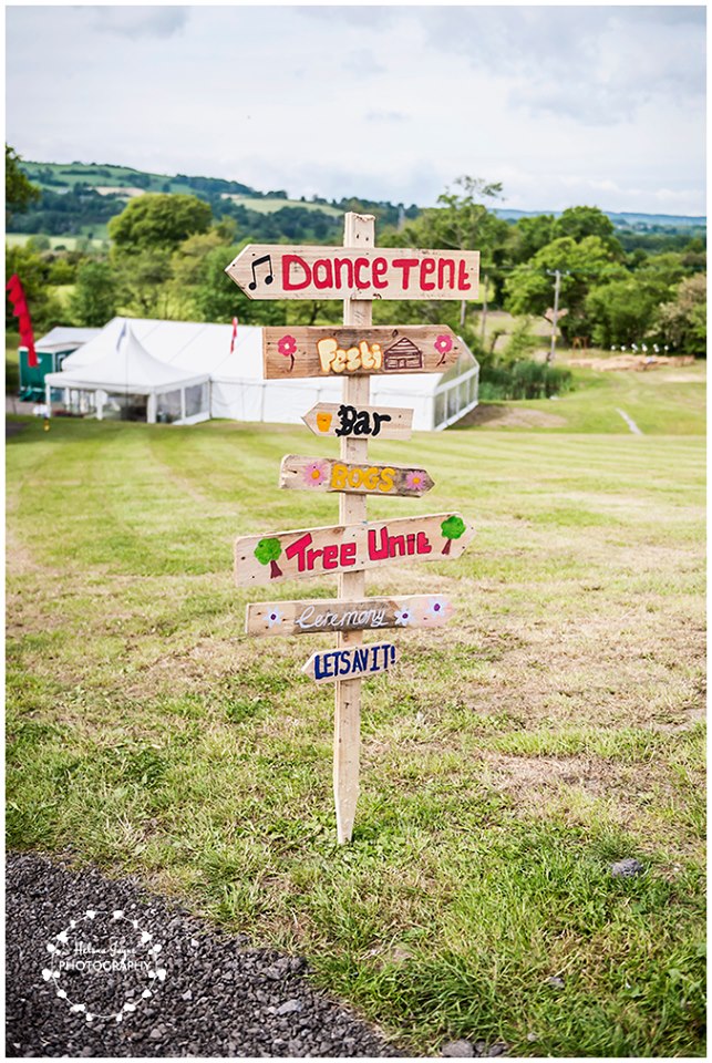 the-north-wales-outdoor-wedding-show-clawdd-offa-farm-bouquet-and-bells