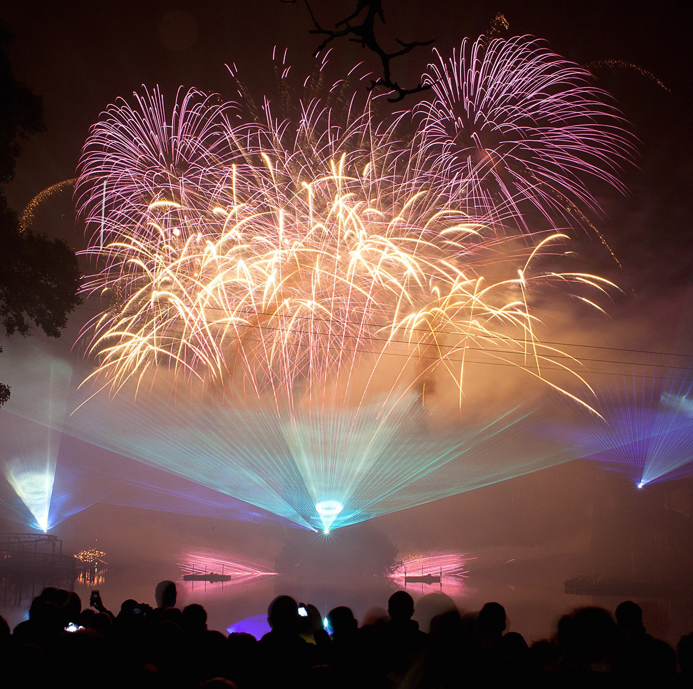 fantastic-fireworks-bouquet-and-bells