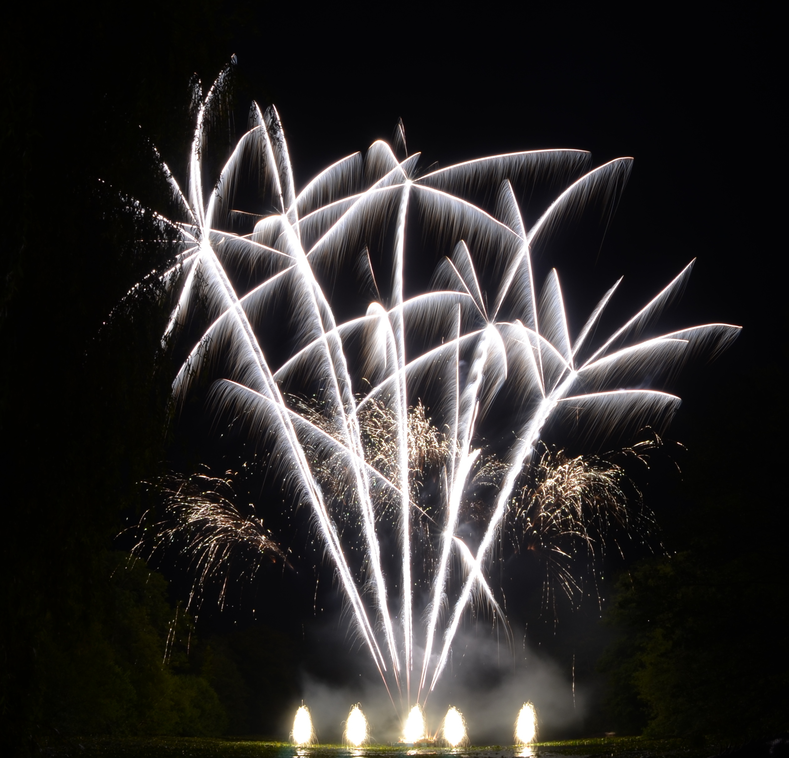 fantastic-fireworks-bouquet-and-bells