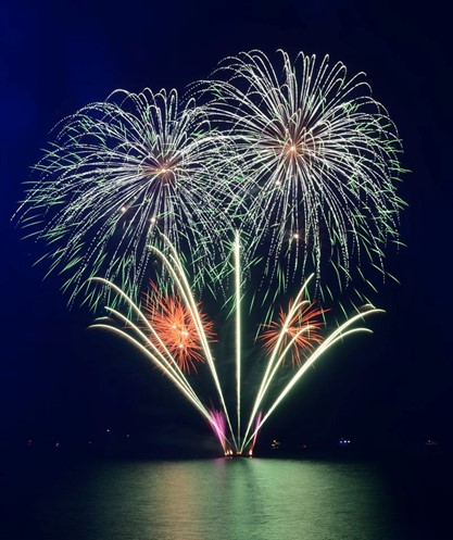 fantastic-fireworks-bouquet-and-bells